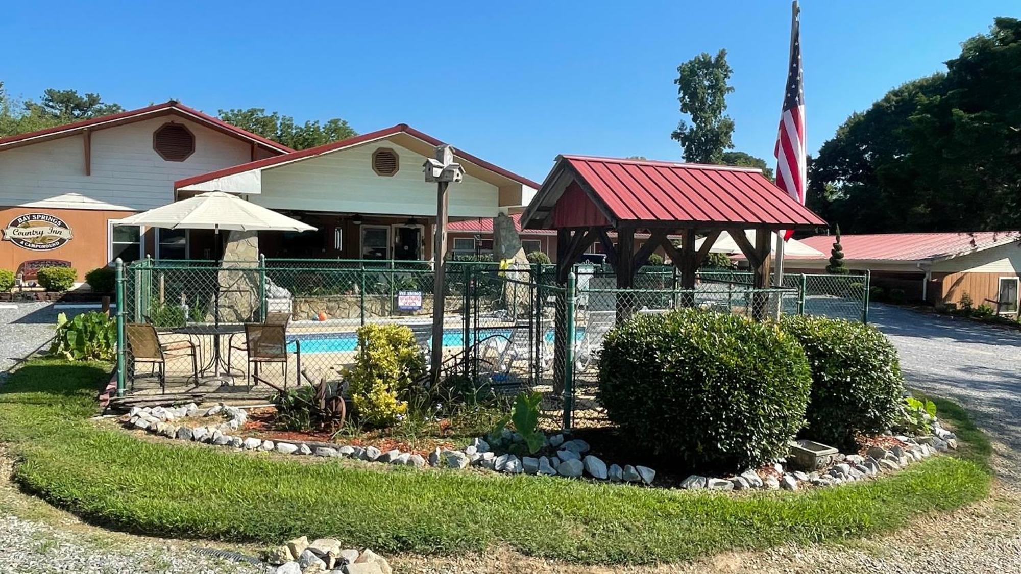 Bay Springs Country & Marina Motel